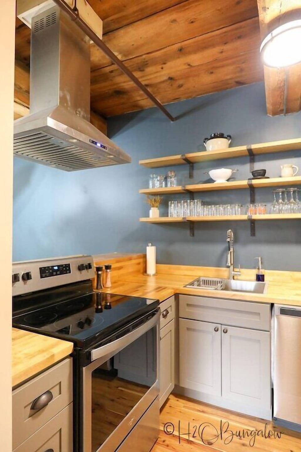 Fully equipped, modern kitchen to whip up an intimate gourmet meal