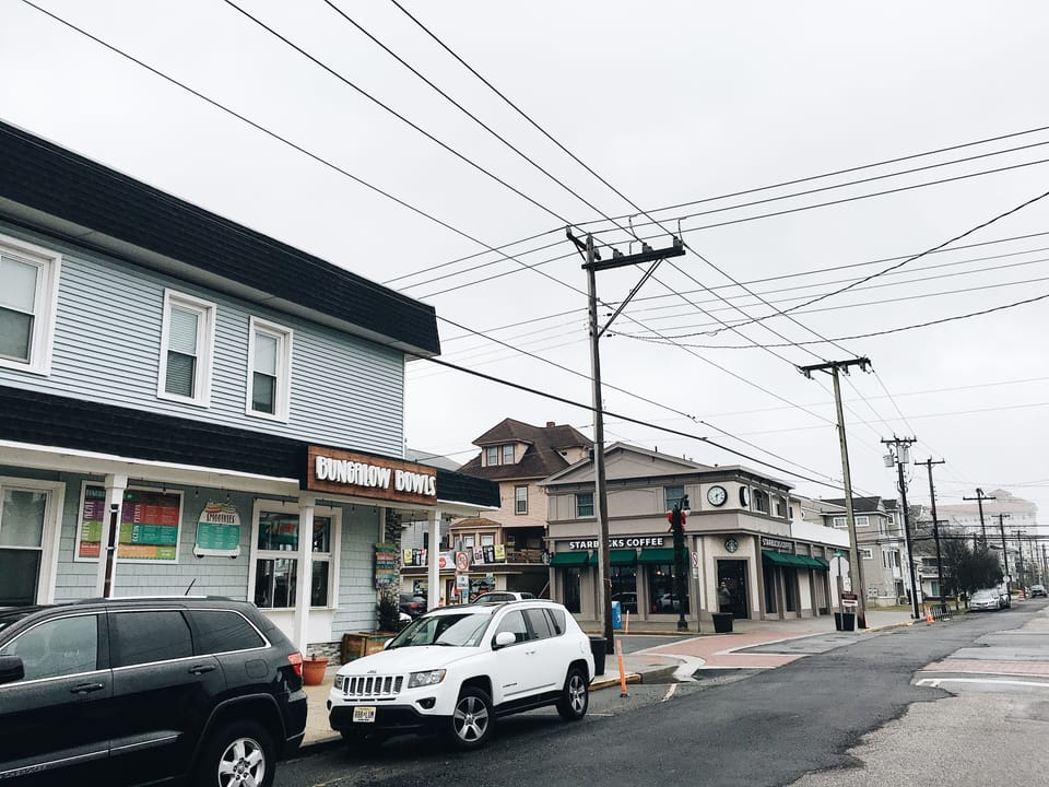 Just a few steps away from Bungalow Bowls, Starbucks, and the beach.