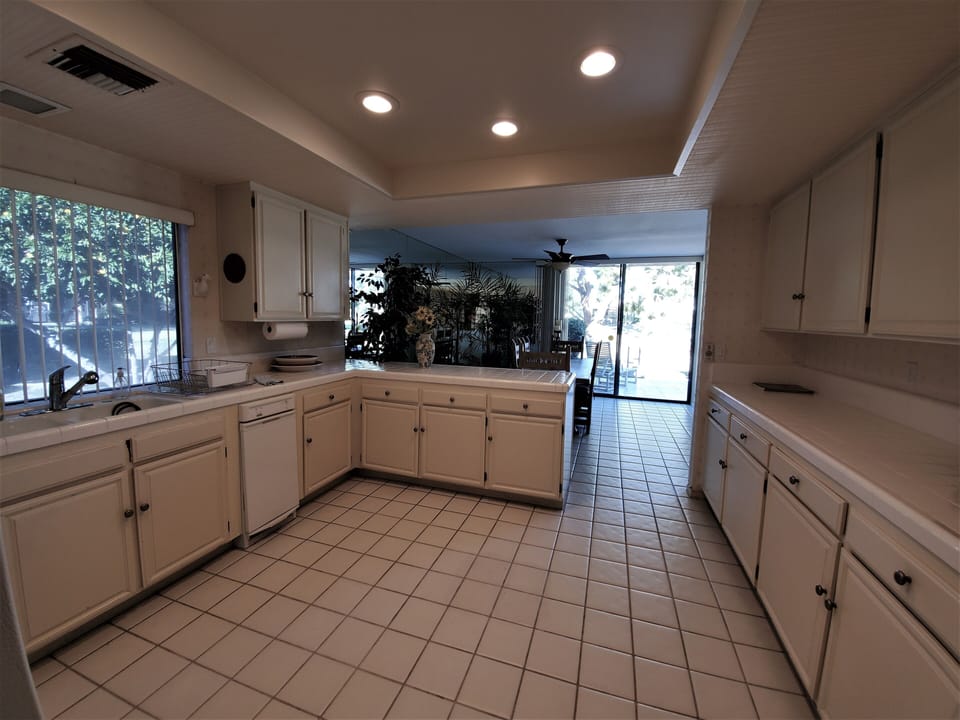 Spacious, clean, functional kitchen with all the amenities. 