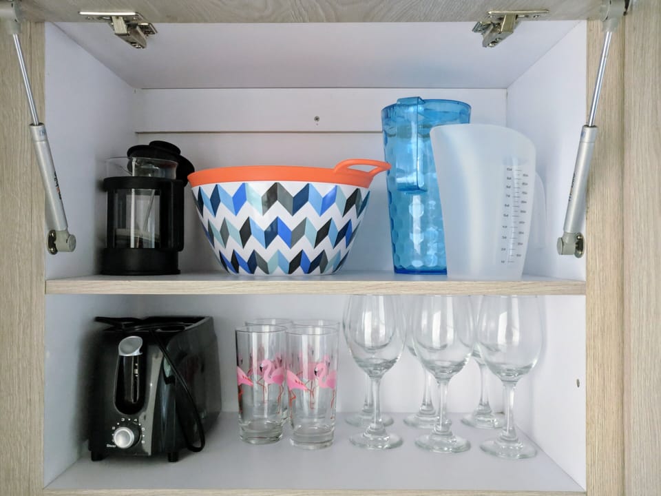 Fully equipped kitchen - Toaster, french press, wine glasses, etc.