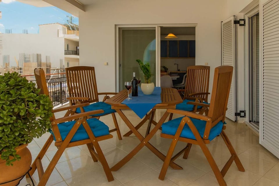 Terrace Dining and Mountain Views – Enjoy a meal outdoors surrounded by Mediterranean scenery.