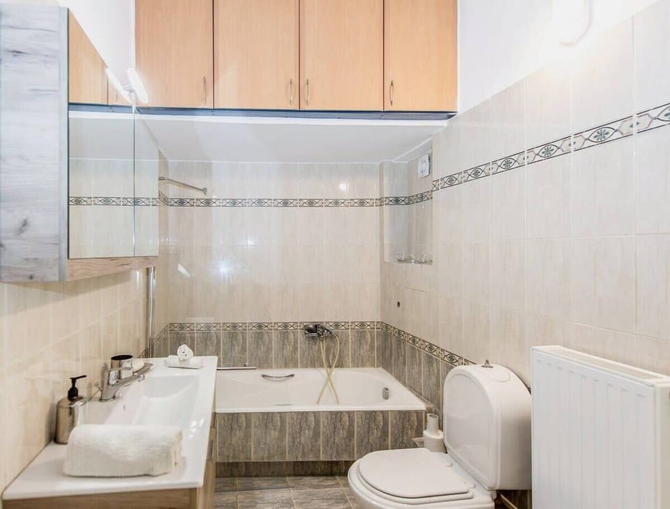 Modern Bathroom with Bright Finishes – Clean and stylish design equipped with all essentials.