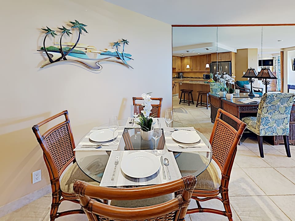 Dining Area - Dining space, perfect for up to 4 guests!