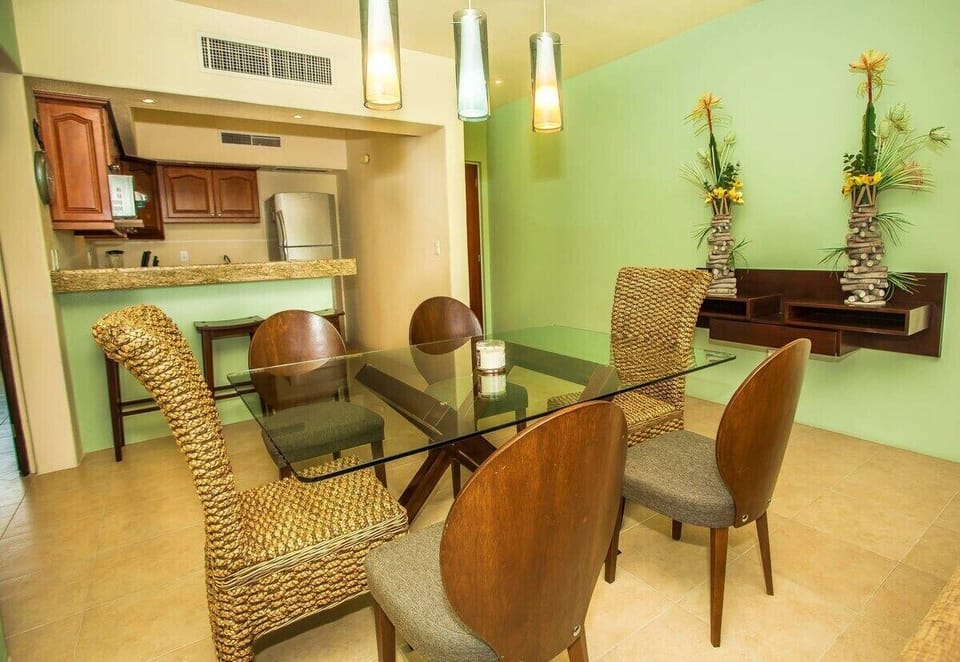 Dining area with seating for 6