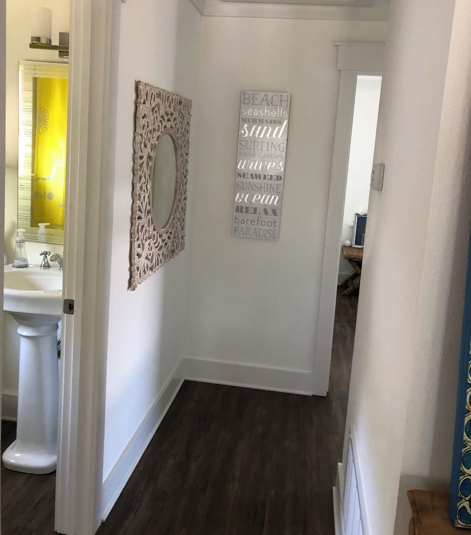 hall to the two upstairs bedrooms & upstairs bathroom