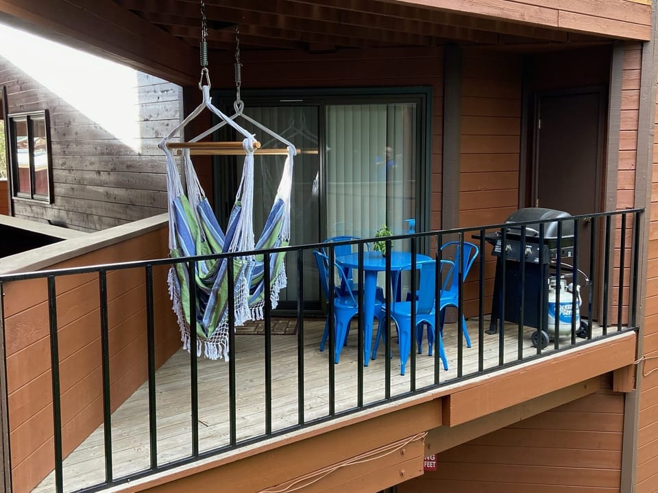  Back deck overlooks the Fraser River - gas grill to use