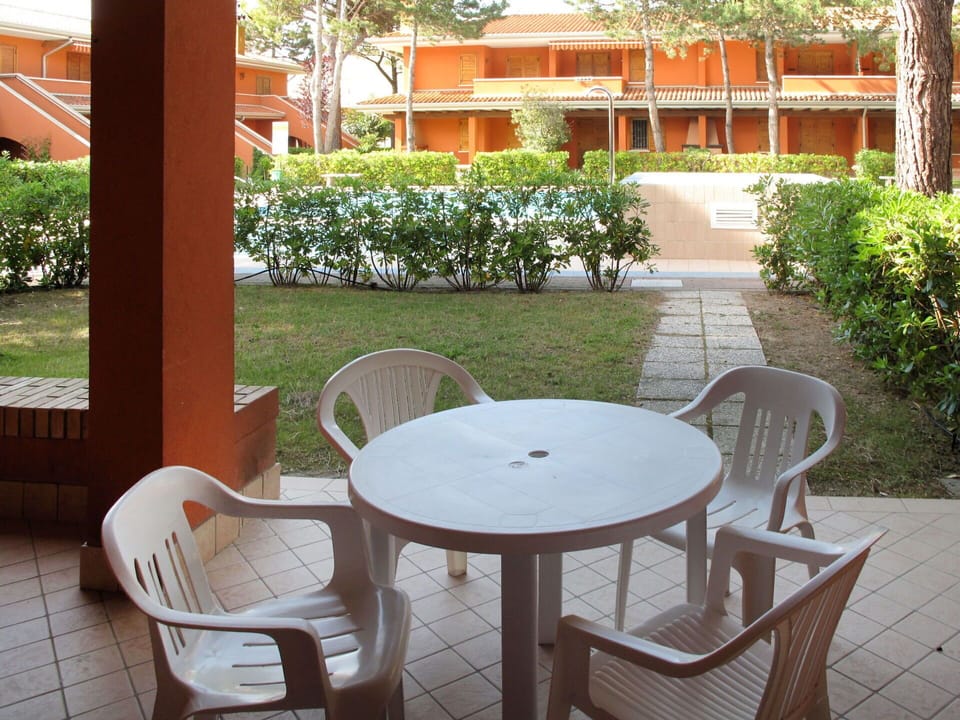 Property, Table, Furniture, Outdoor Table, House, Room, Real Estate, Building, Chair, Restaurant