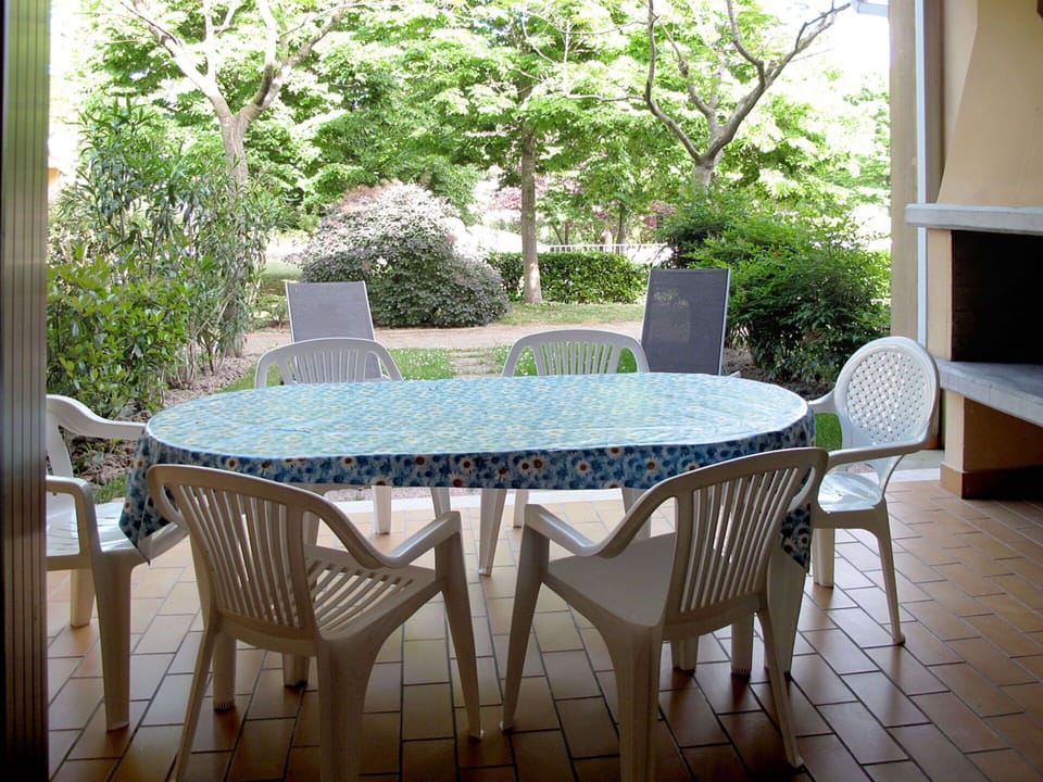 Property, Table, Furniture, Outdoor Table, Room, Patio, House, Chair, Tablecloth, Kitchen & Dining Room Table