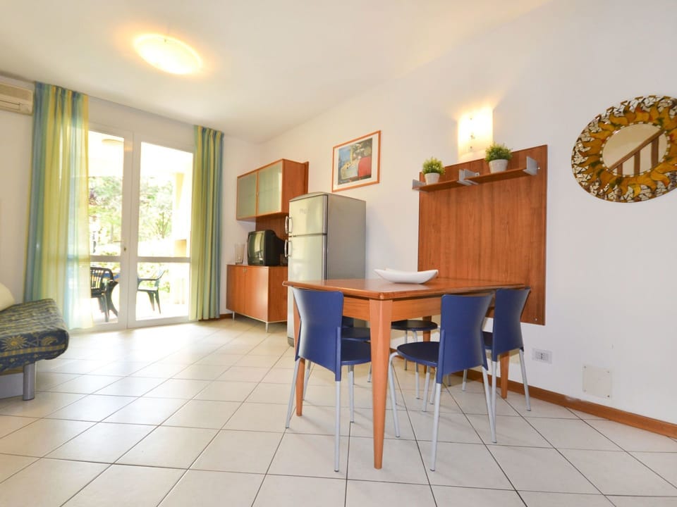 Property, Room, Building, Furniture, Interior Design, House, Real Estate, Floor, Table, Ceiling