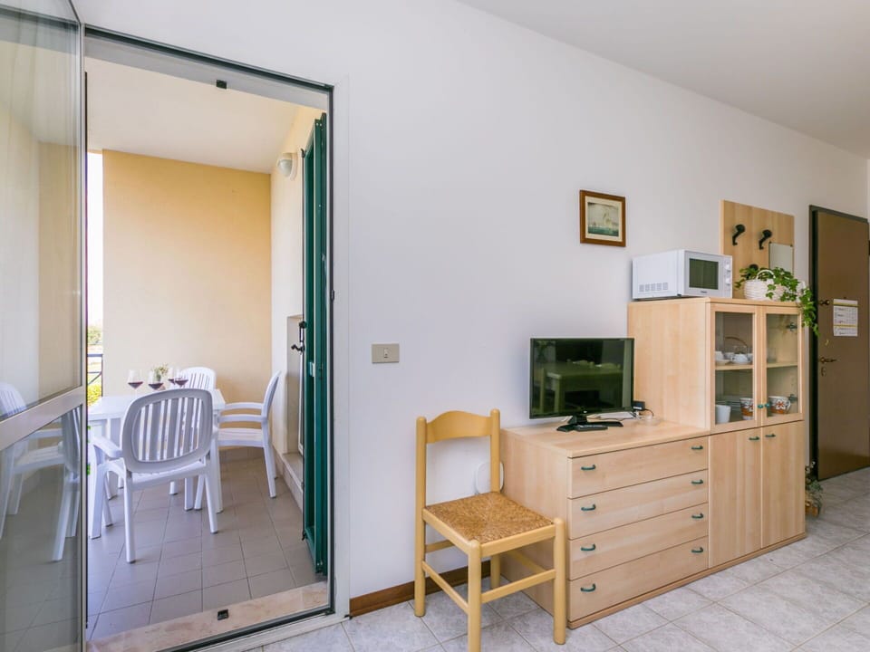 Wood, Lighting, Interior Design, Flooring, Floor, Living Room, Real Estate, Hardwood, Table, Beam