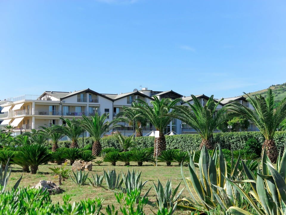 Vegetation, Resort, Attalea Speciosa, Vacation, Real Estate, Plant, Building, Tree, Palm Tree, Tropics