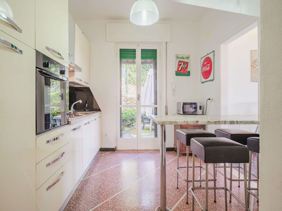 Cabinetry, Furniture, Property, Building, Interior Design, Countertop, Wood, Drawer, Window