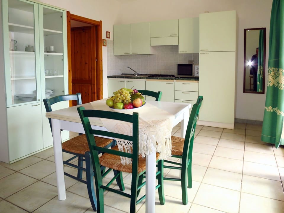 Room, Furniture, Property, Kitchen, Green, Dining Room, Countertop, Cabinetry, Floor, Interior Design