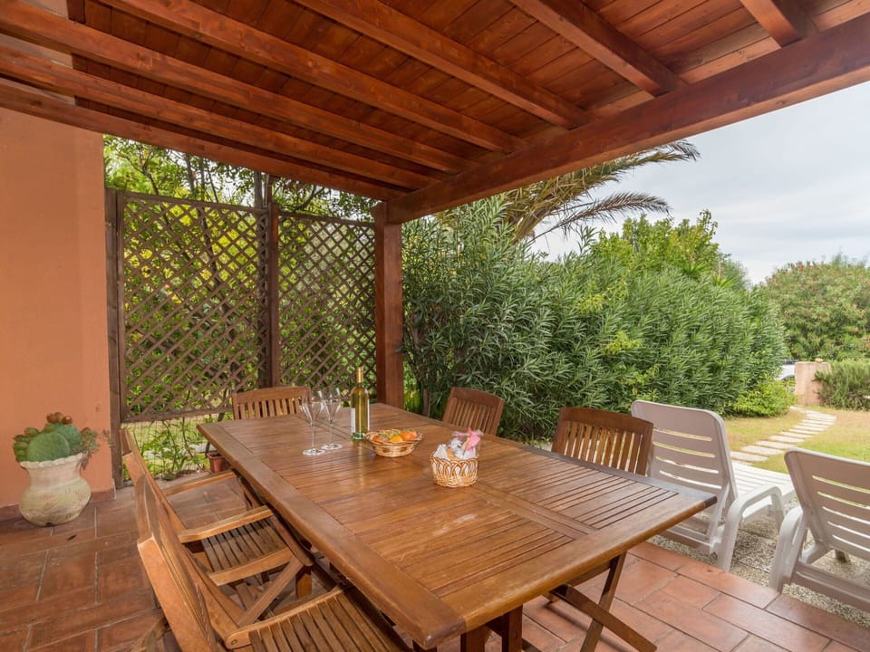 Plant, Furniture, Property, Table, Nature, Wood, Shade, Chair, Outdoor Furniture, Wood Stain