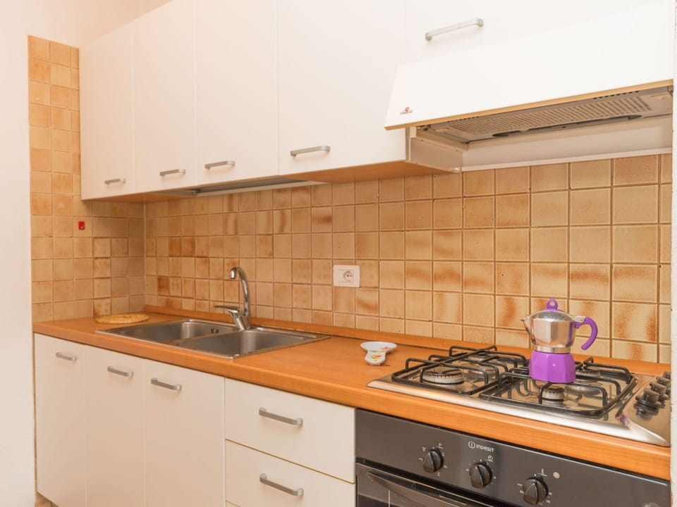 Cabinetry, Countertop, Property, Kitchen Sink, Tap, Sink, Building, Kitchen, Drawer, Lighting