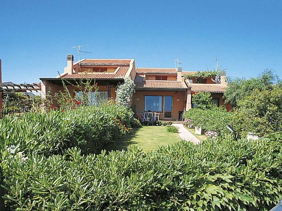 Sky, Plant, Building, Window, House, Natural Landscape, Land Lot, Residential Area, Cottage, Grass