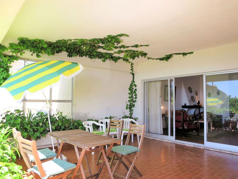 Table, Plant, Furniture, Property, Building, Chair, Lighting, Interior Design, Wood, Shade