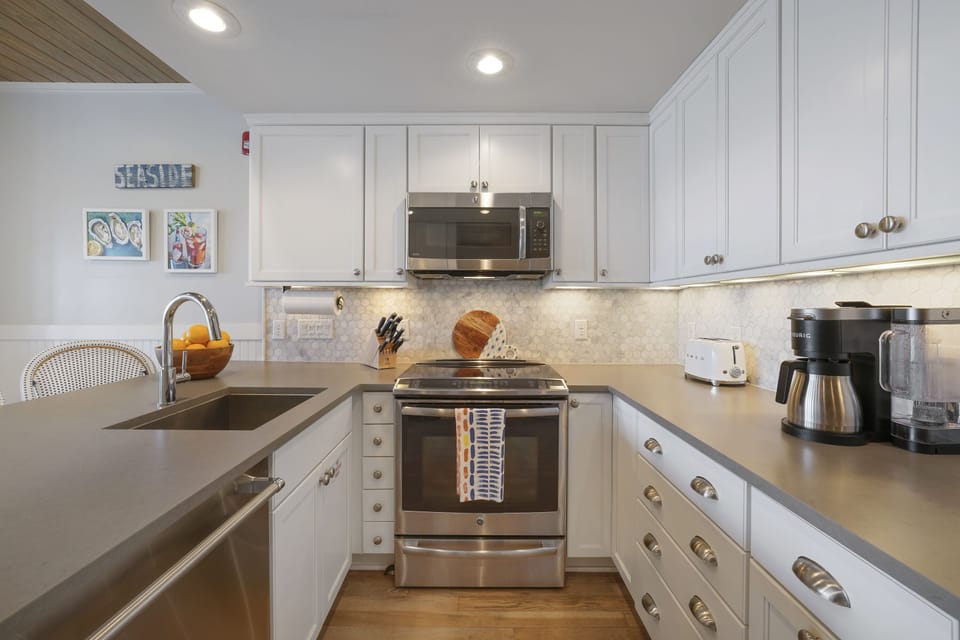 FULLY RENOVATED KITCHEN W/ALL STAINLESS STEEL APPLIANCES