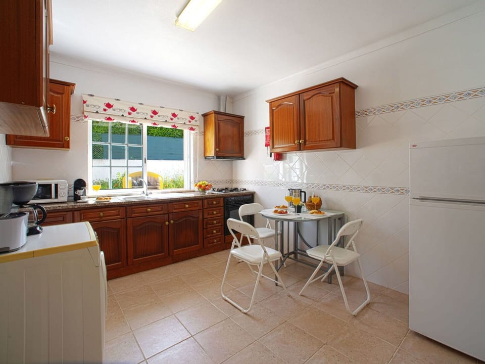 Cabinetry, Furniture, Countertop, Wood, Kitchen, Interior Design, Kitchen Appliance, Houseplant, Home Appliance, Flooring