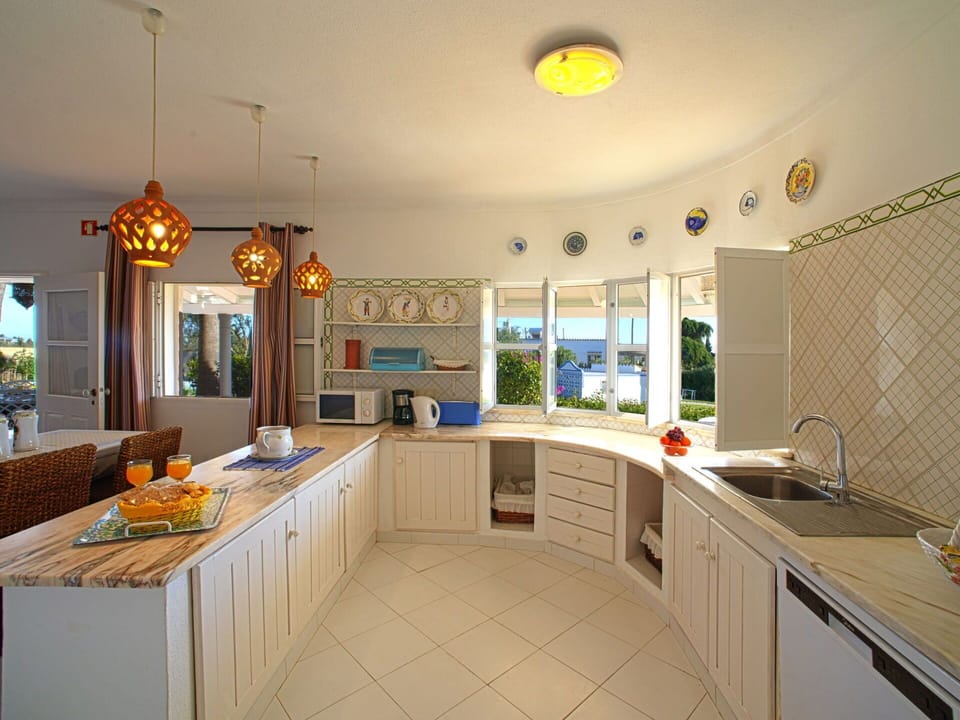 Cabinetry, Kitchen Sink, Property, Countertop, Tap, Sink, Drawer, Plumbing Fixture, Kitchen, Interior Design