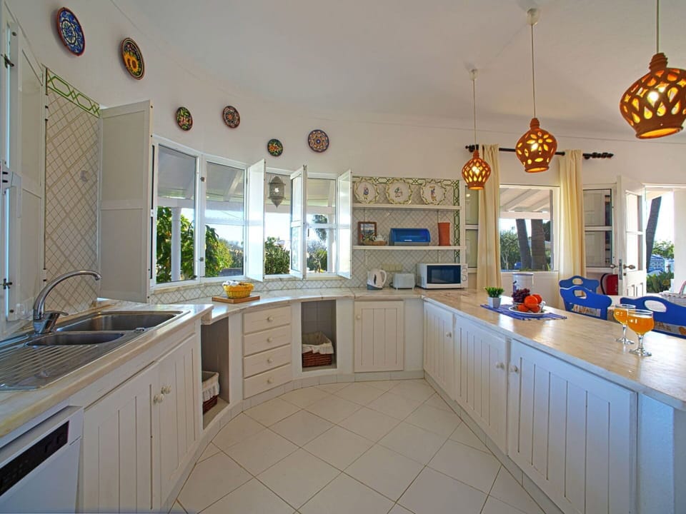 Cabinetry, Tap, Countertop, Kitchen Sink, Property, Sink, Plumbing Fixture, Kitchen, Interior Design, Lighting
