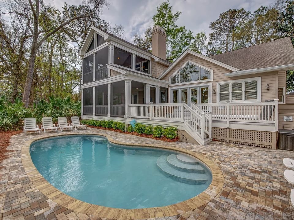 Ample seating around the pool