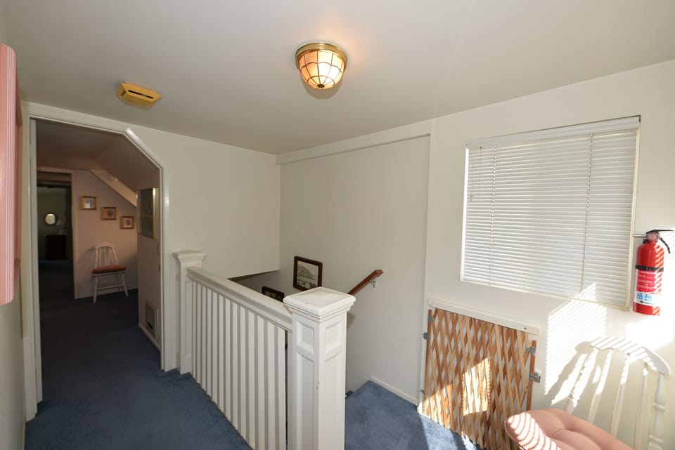 347CA - Upstairs Hallway.jpg