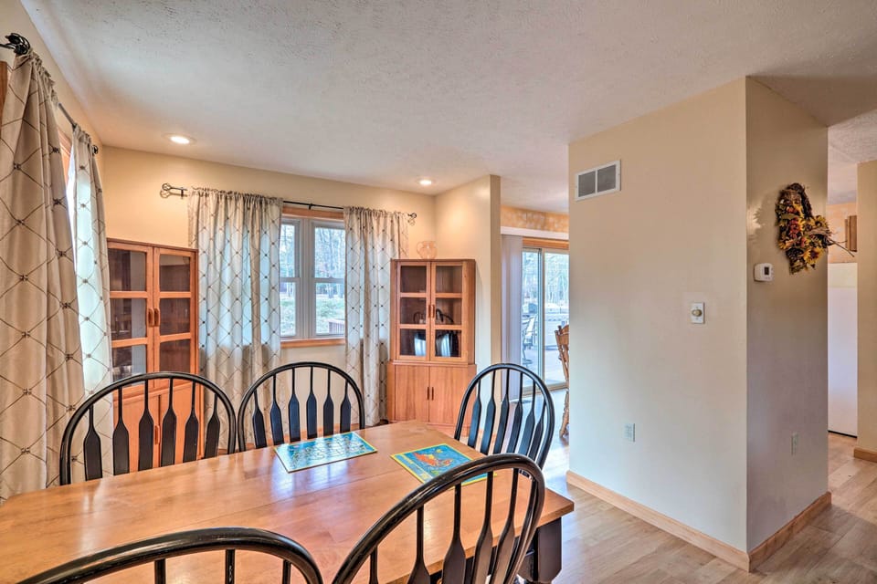 Dining Area | Dishes & Flatware Provided