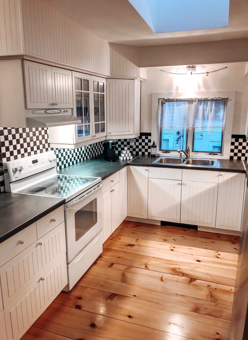Full Kitchen. Keurig Coffee maker, K-cups, Pots/Pans etc!