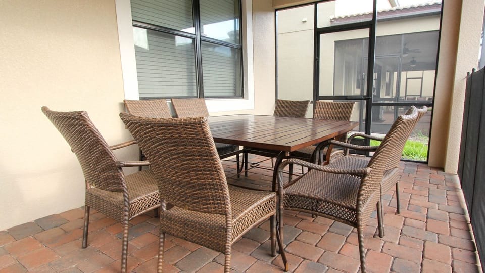 Patio (Angle)