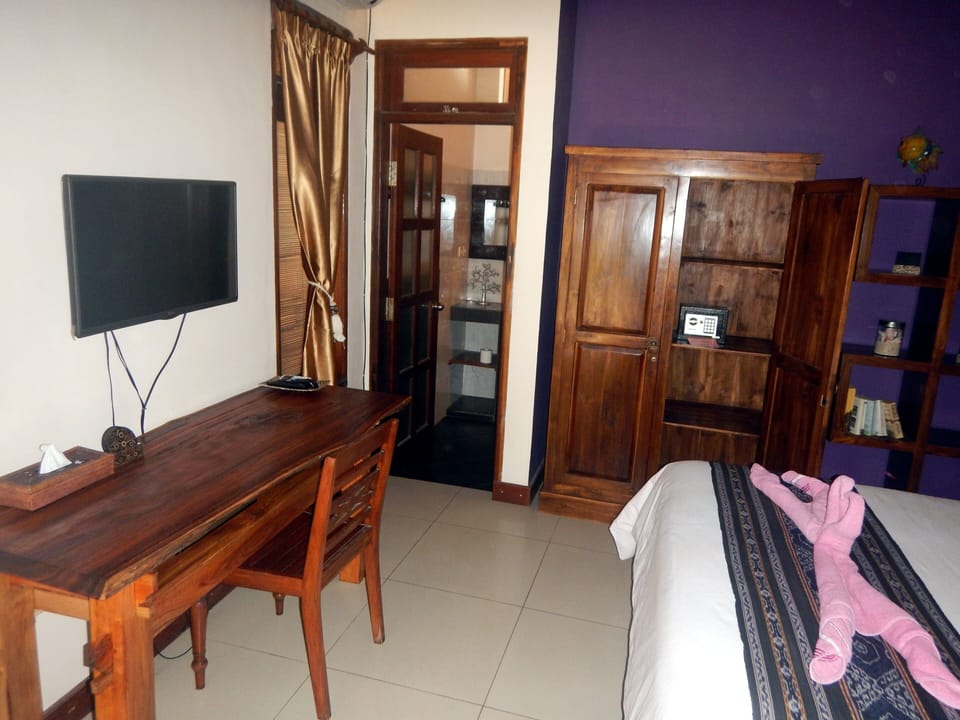 Queen and single bed, flat screen TV and safety box
