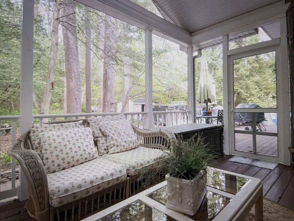 SCREENED PORCH 
