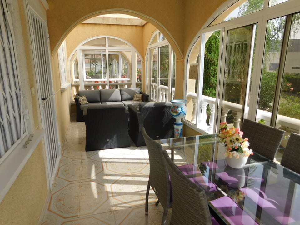 Middle floor terrace (enclosed) 