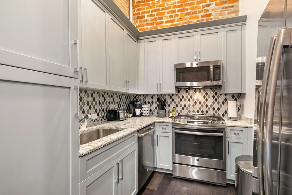 Spacious studio with a king-size bed, twin futon, and designer closet. Fully stocked kitchen and dining area. Includes lamps, hangers, luggage rack, alarm clock, white noise machine, and a 50'' Samsung Smart 4K TV with streaming & DIRECTV.