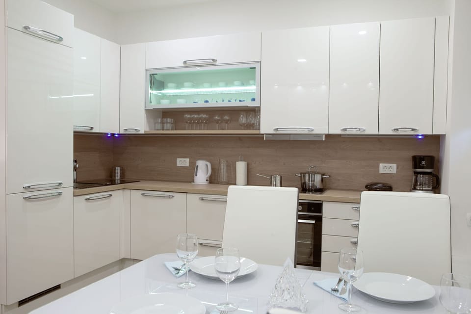 Fully equipped kitchen and dining area