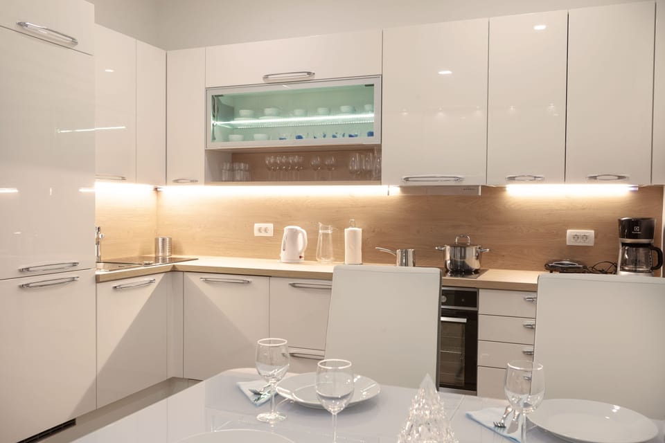 Fully equipped kitchen and dining area