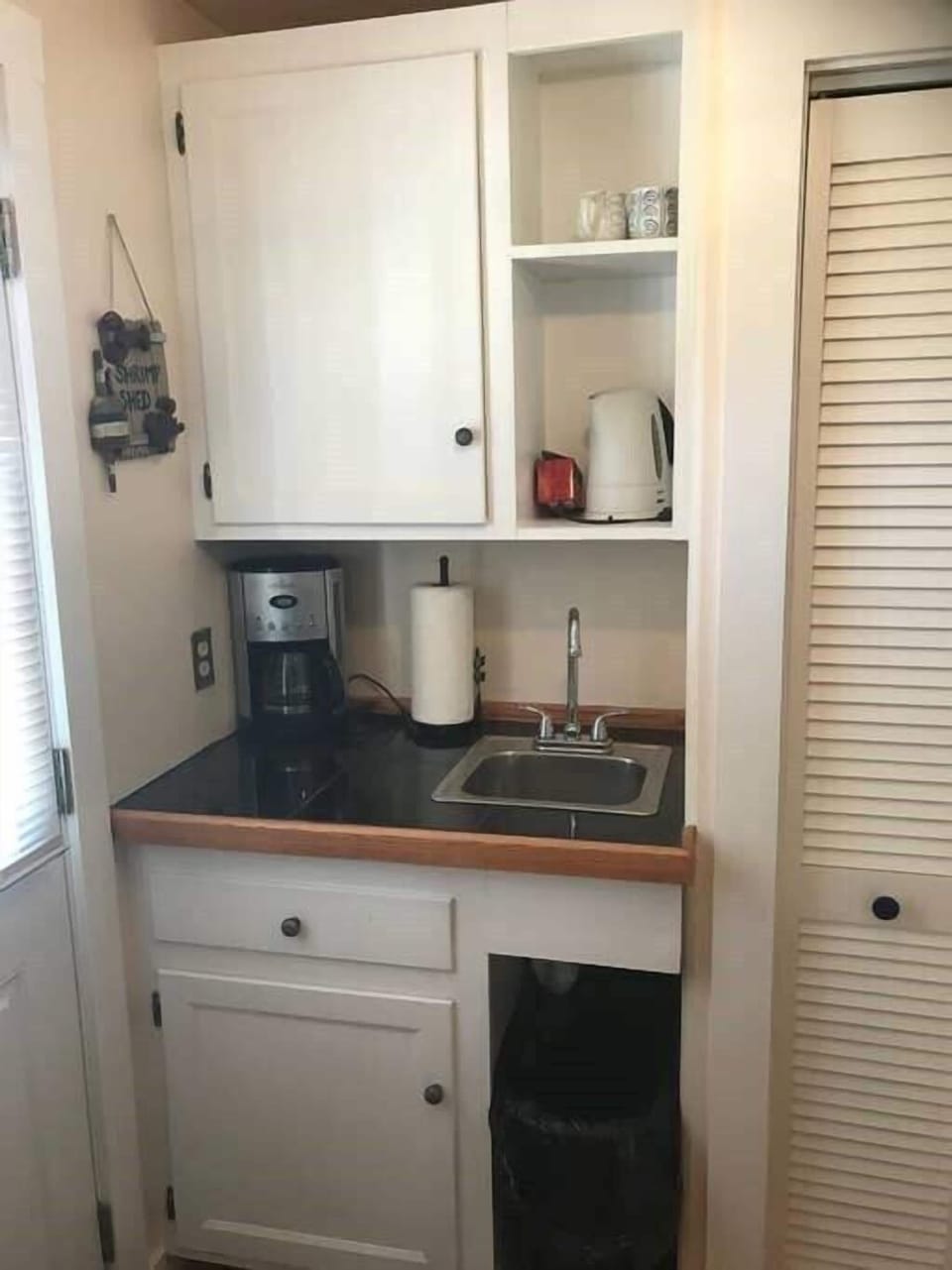 The kitchen, no stove!!
