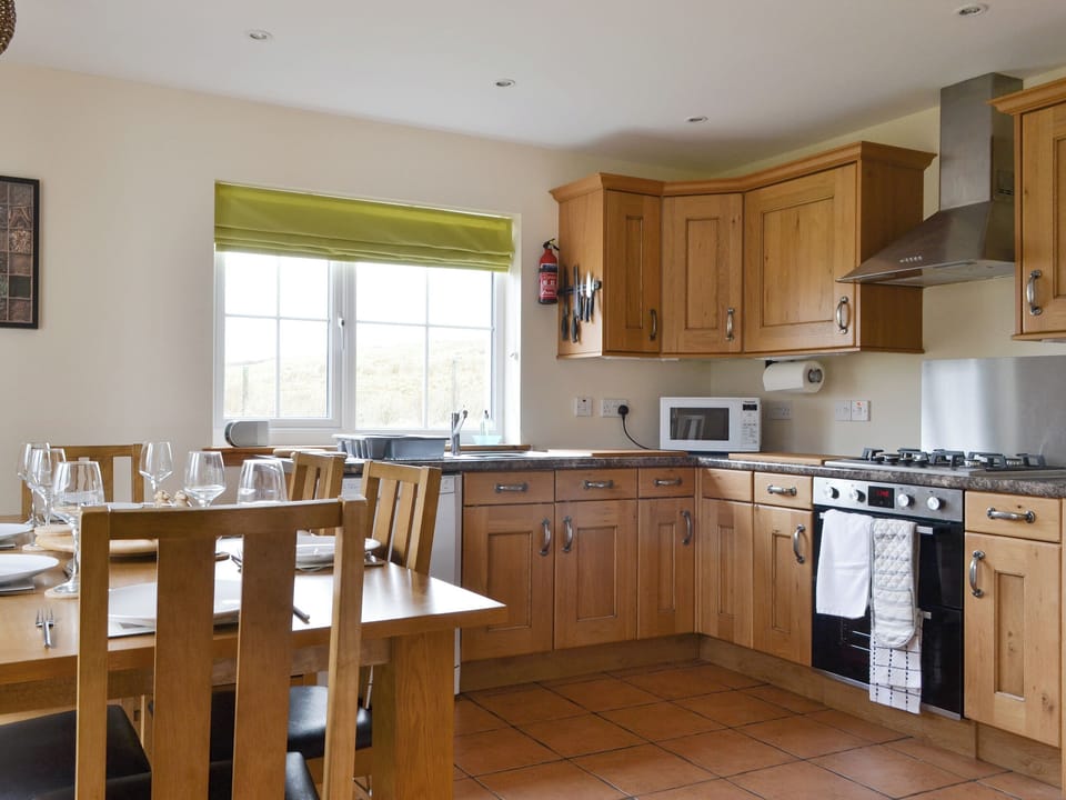 Fully equipped kitchen with dining area | Sealladh Breagh - Sealladh Breagh and Taigh Iasg - Sealladh Breagh, Glenuachdarach