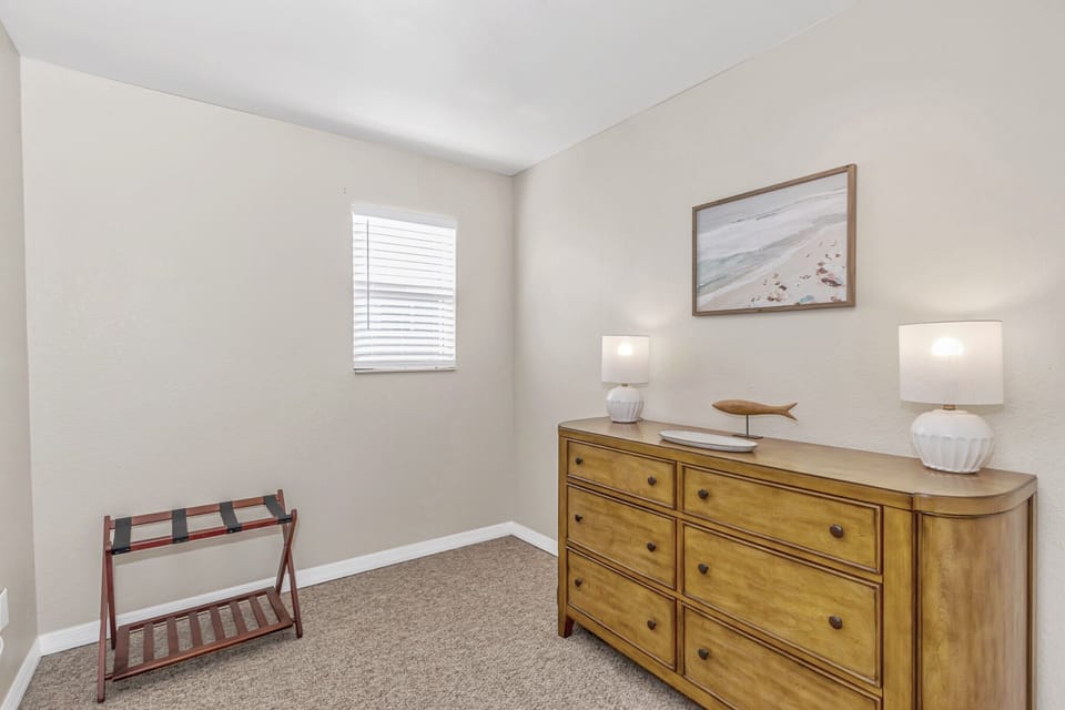 Master bedroom bonus closet/room