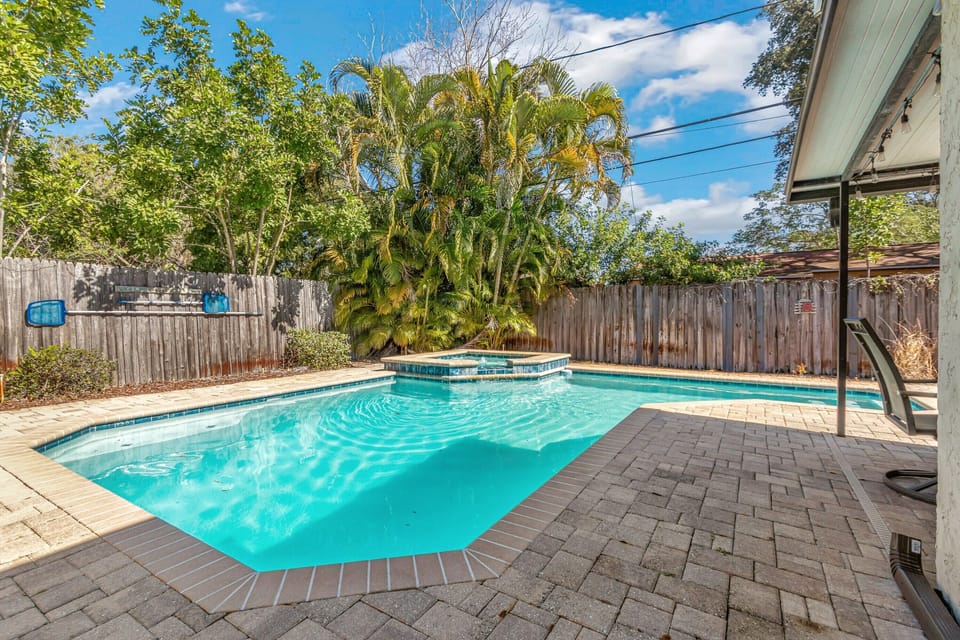 6 ft deep pool and 6 ft privacy fence