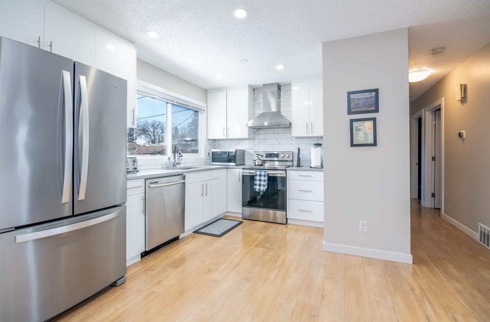 Brand new appliances with a hood fan. You will have lots of natural light and it is conveniently equipped with all the basics for cooking and eating for up to 10 people and kiddos.