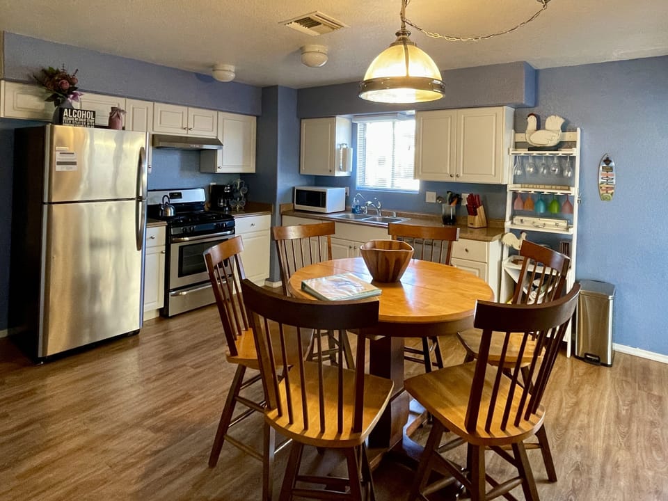 Well stocked kitchen with seating for 6
