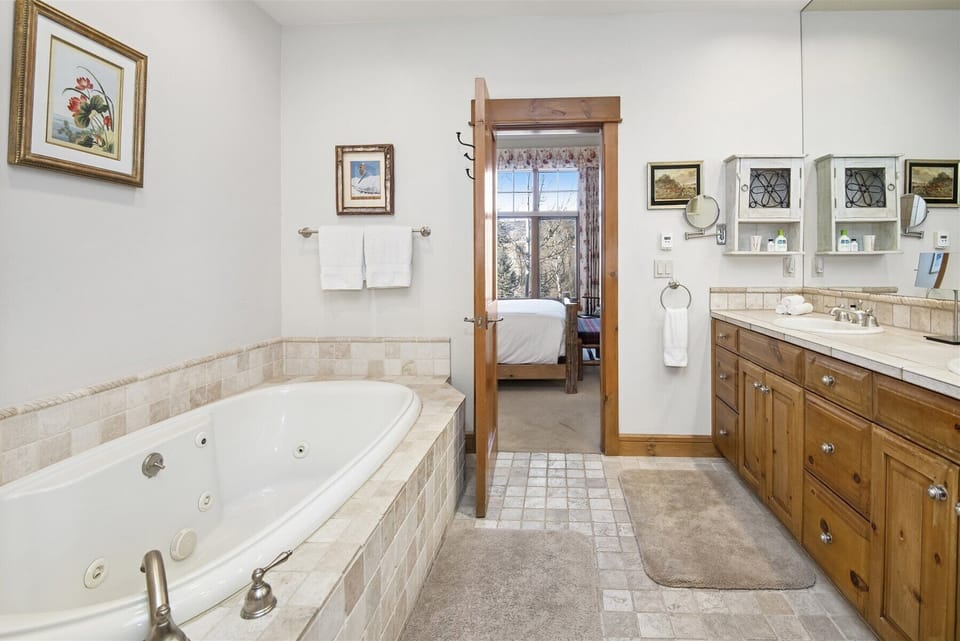 Arrowhead 5 bed house w/ skier shuttle to lift
