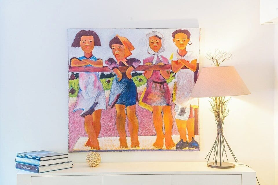 Bedroom with vibrant contemporary artwork featuring children — Villa Adelaide, holiday villa in Loulé