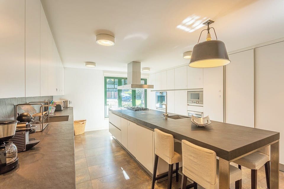 Discover the functionality and charm of Villa Adelaide's kitchen. Fully equipped and stylishly decorated, it's the perfect space for preparing delicious meals during your stay.