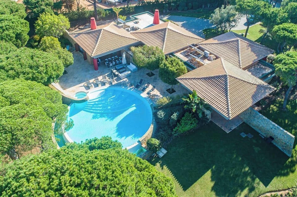 Aerial view of luxury pool complex with loungers — Villa Adelaide, holiday villa in Loulé