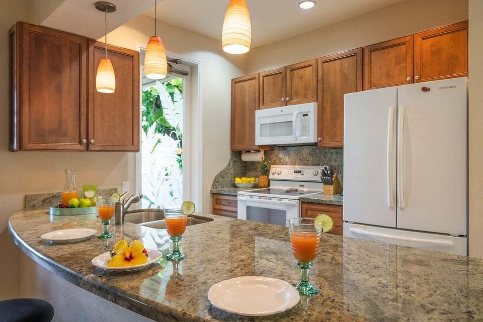 Fully equipped kitchen featuring granite countertops
