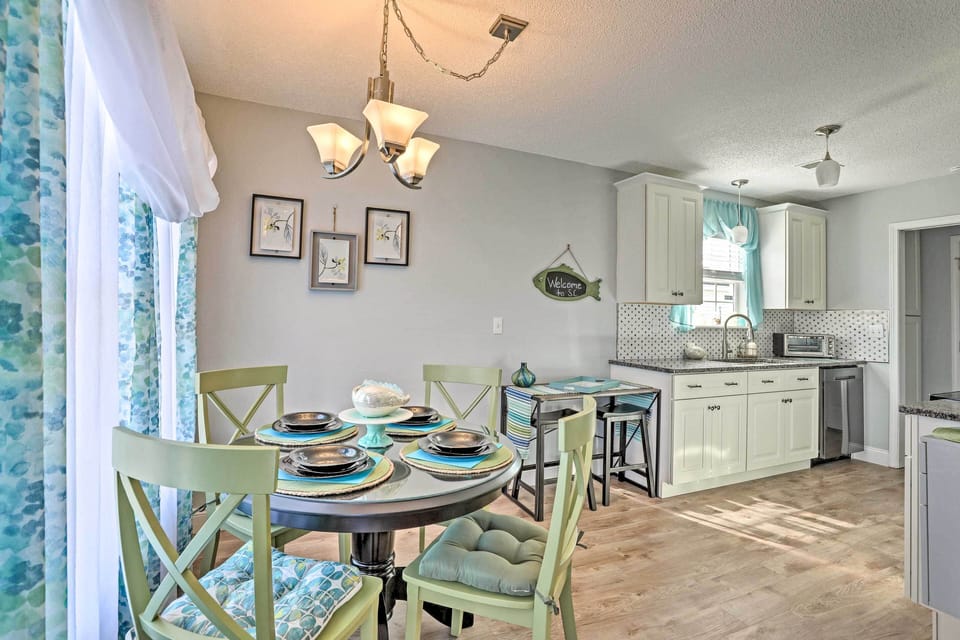 Dining Area | Kitchen