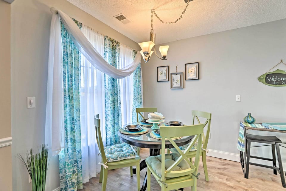 Dining Area | Dishware & Flatware Provided