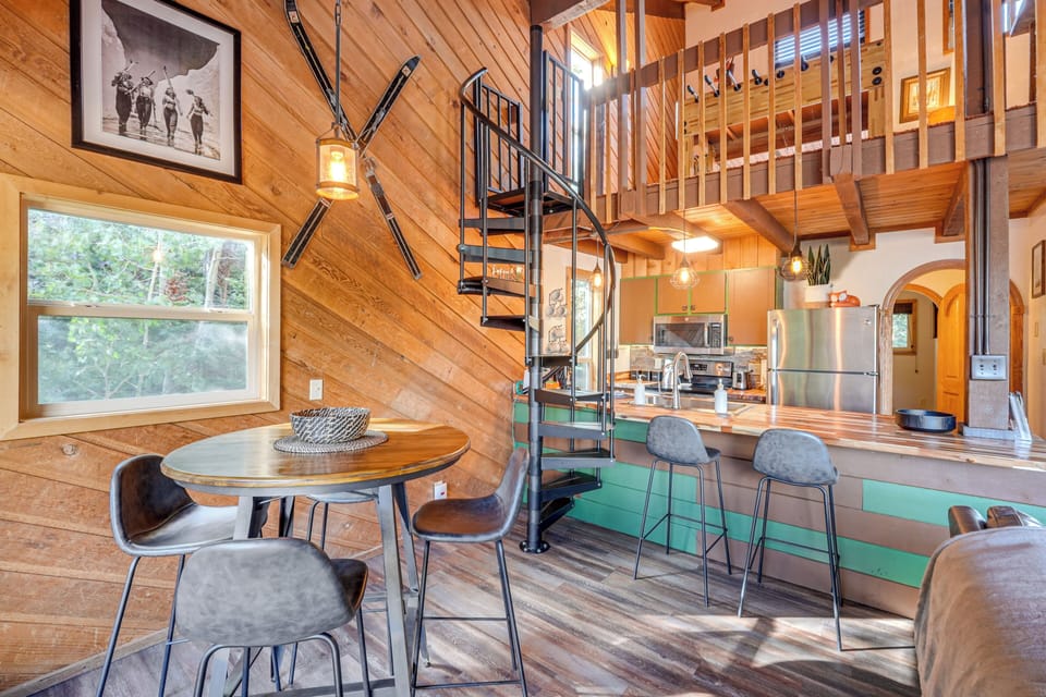 Dining Area | 2-Story Condo